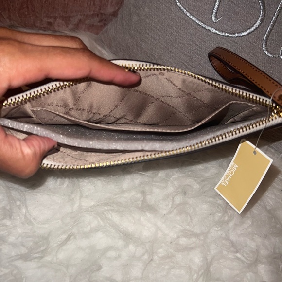 It was a birthday gift & I don’t use purses - Picture 3 of 6